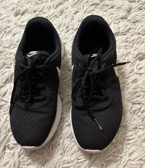 Nike Tanjun Sneakers Women’s Black & White Athletic Running Shoes Size 6.5 thumbnail 1
