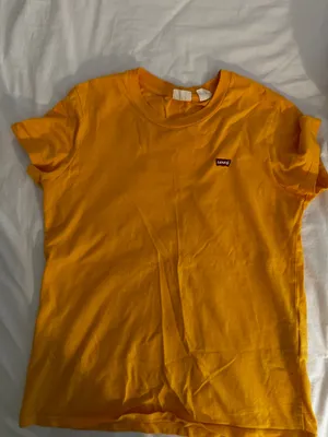 Levi’s Tee Yellow thumbnail 2