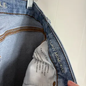 American Eagle Distressed Light Wash Curvy Mom Jeans 12 Reg Stretch High Rise thumbnail 9