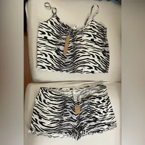 SKIMS NWT Sleep Cami Set Black and White Snow Tiger Print Pajama Set Size L thumbnail 4