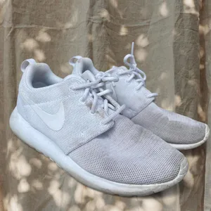 Women’s Nike Roche One White Sneakers 6.5 thumbnail 4