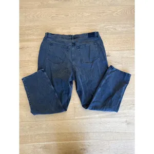 Abercrombie & Fitch -The 90's Straight Ultra High Rise Curve Love Jeans in Black thumbnail 3