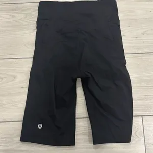 Lululemon black biker shorts size 4 probably only worn once‎ or twice thumbnail 3