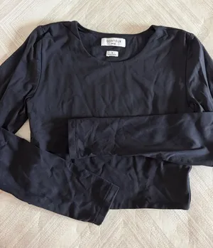 Aritzia Contour Black Crewneck Cropped Long Sleeve Top Size Small thumbnail 1