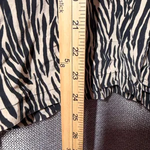 Josephine Chaus Silk Shirt Womens 8 Tan Black Zebra Print Short Sleeve Excellent thumbnail 6