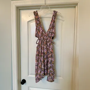 Forever21 - Floral Print Cutout Mini Dress - Brand new, never worn! thumbnail 2