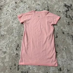 Lululemon Swiftly Tech Short Sleeve 2.0 Size 6 - Pink Pastel / Pink Pastel thumbnail 3
