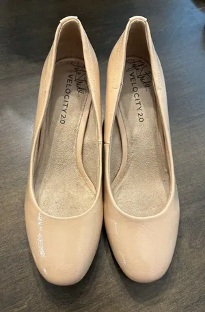 Lifestride Velocity 2.0 Josie Tan Beige Patent Classic Low 2" Chunky Heels 6 EUC thumbnail 1