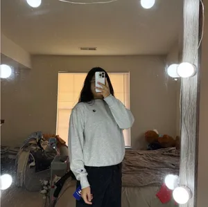 Champion Crewneck  thumbnail 2