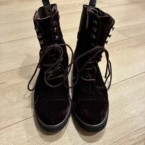 Donald Pliner Women’s Carmen Velvet Combat Boots Burgundy Red Size 6.5 thumbnail 4