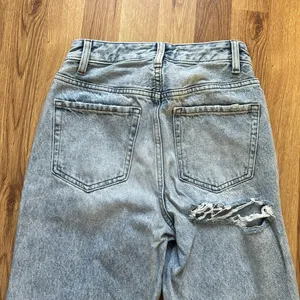 Pacsun 90s Boyfriend Distressed Light Wash Jeans thumbnail 6