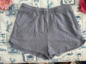 Woman’s H&M Pull On shorts  thumbnail 1
