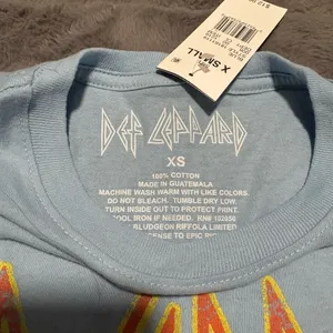 Def Leppard High n Dry Graphic Band T Shirt Blue XS NWT thumbnail 5