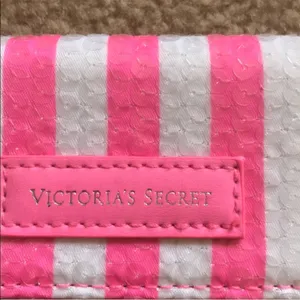 Victoria's Secret NWOT wallet ❤️😘😍 thumbnail 3