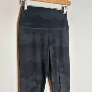 Alo Yoga High-Waist Camo Vapor Legging in Black Camo thumbnail 4
