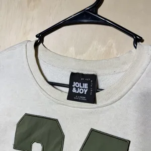 Collegiate Outfitters Jolie & Joy Women XL Cropped Sweatshirt Cream Green 24 Varsity Collegiate thumbnail 4