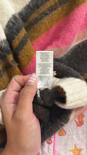 Boutique sweater thumbnail 4