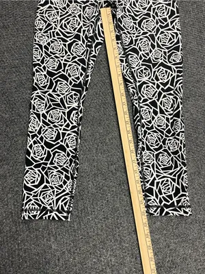 Lululemon black and white rose leggings size 8 thumbnail 4