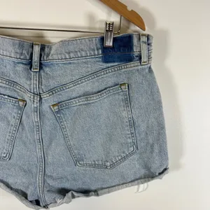 Abercrombie & Fitch The Mom Short High Rise Distressed Light Wash Denim Sz 33/16 thumbnail 7