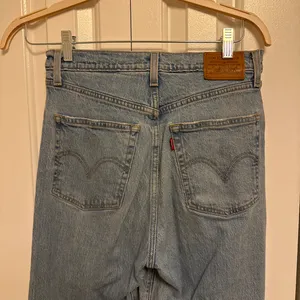 Levi’s High-Waisted Ribcage Straight Jeans thumbnail 3