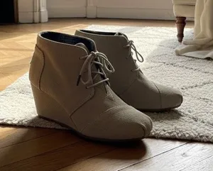 TOMS Desert Wedge Taupe Suede Lace Up Ankle Booties Boots Tan W7 thumbnail 1