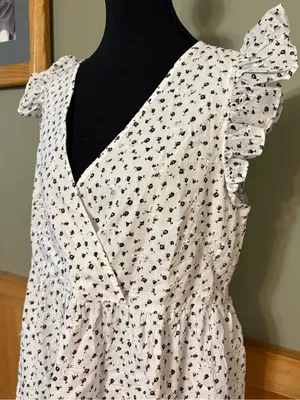 LOFT NWT White Mini Dress with Black Floral Print size 6 v-neck, ruffle sleeves thumbnail 4