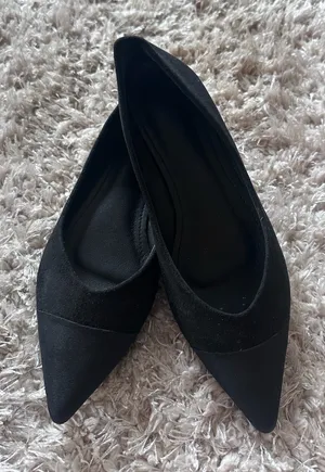 Pointed Black Flats Size 7 thumbnail 1