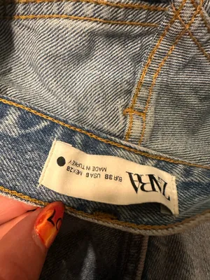 ZARA High-Waisted Distressed Jeans thumbnail 3