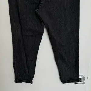 Abercrombie & Fitch Curve The Mom High Rise Jeans in a Black Faded‎ Acid Wash 14 thumbnail 7