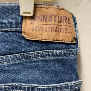 Levi’s woman’s size 30W 32” inseam relaxed fit boot cut jeans thumbnail 4