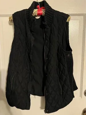 Stylish Black Quilted Vest with Pockets Size L thumbnail 1