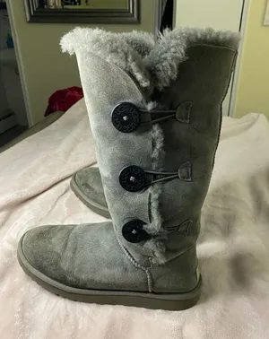 UGG BAILEY BUTTON TRIPLET GREY SUEDE TALL BOOTS women SIZE 8 thumbnail 1