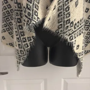 Geometric Patterned Black and Cream Sweater vest Size M thumbnail 4
