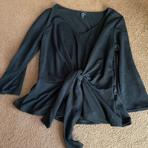 This&More black front knotted long sleeved top S thumbnail 1