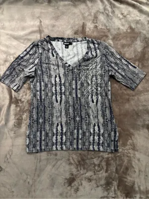 DKNY Top Women’s Size M Gray & White Pattern V‑Neck Tee with Beaded Embroidery thumbnail 6