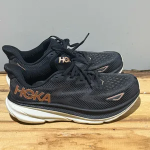 Hoka Women’s Clifton 9‎ Sneaker in Black/Rose Gold Size 7.5 B20 thumbnail 6