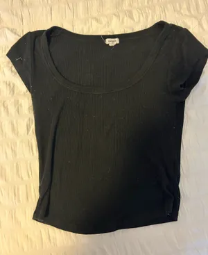 black ribbed garage scoop neck short sleeve thumbnail 1