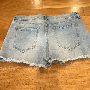 Old navy women’s distressed boyfriends Jean short size 8. thumbnail 8