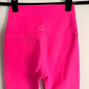 Beyond Yoga Spacedyed Womens High Waisted Midi Leggings Neon Electric Pink Small thumbnail 4