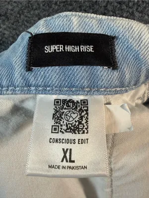 Express Light Wash High Rise Pleated Denim Shorts Size XL 3.5 Inch Inseam thumbnail 5