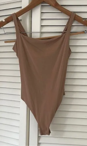 SKIMS FITS EVERYBODY SQUARE (G21) NECK BODYSUIT in Sienna. Size XS NWT thumbnail 1