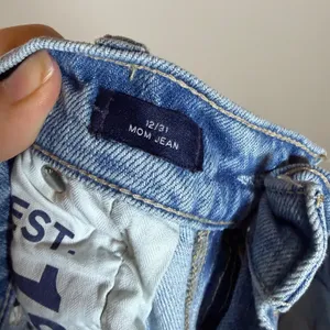 Gap Light Wash Mom Jeans Womens 31 High Rise Loose Fit Tapered Leg Denim thumbnail 6