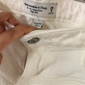 ABERCROMBIE & FITCH The 90’s Relaxed Ivory Off White High Rise Curve Jeans thumbnail 4