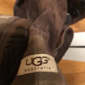 UGG Australia 3387 Lo Pro Button Fold Over Logo Boots Brown Sheepskin Size 6 thumbnail 6