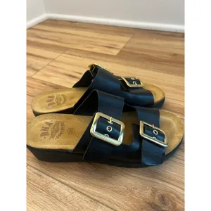 DNA Footwear Black Leather Platform Buckle Slide Sandals Gold Buckles Size 38 thumbnail 3