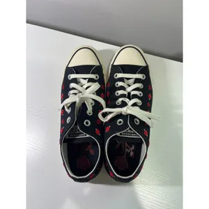 Converse Chuck Taylor All Star Low Top Black Rose Heart Embroidered Shoes size 9 thumbnail 5