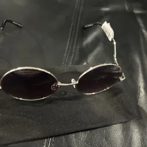 SHANE Silver Metal Round Sunglasses with Lavender Hair Accent thumbnail 11