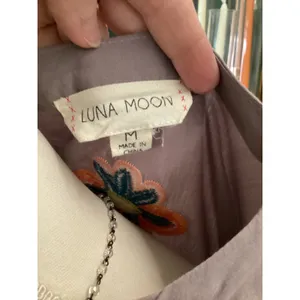 Luna Moon Womens Gray Embroidered Floral‎ Tunic Blouse Roll Tab Sleeve Medium thumbnail 6