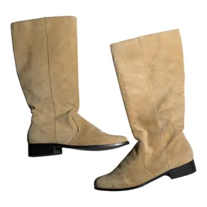 Vtg 1990s Classique Beige Suede Square Toe Knee High Zip Up Flat Sole Boots 9 W thumbnail 1