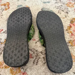Cabelas Womens Platform Flip Flops Black Green Tropical Palm‎ Leaf Wedge Sandals thumbnail 7